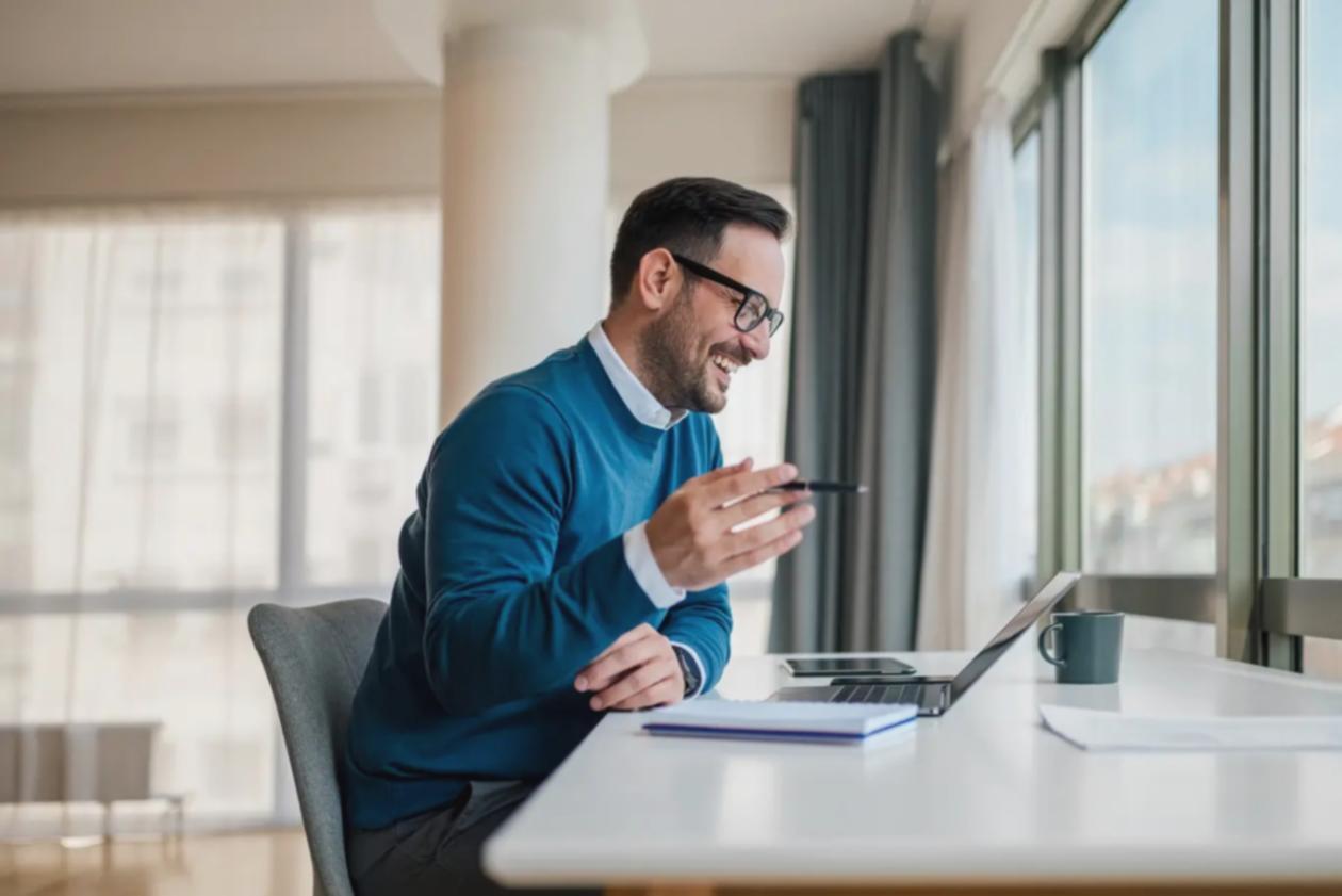 Equipo colaborando en ejercicios prácticos durante una sesión de taller