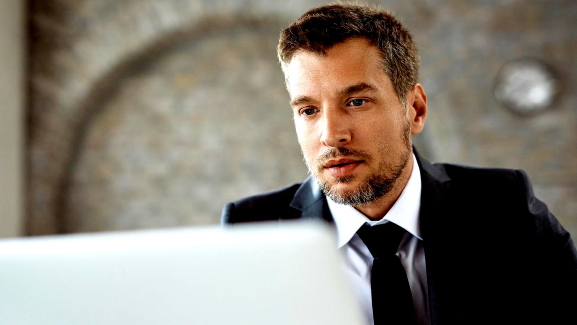 Equipo colaborando en proyecto práctico